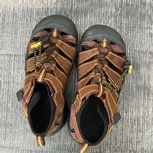 Children’s brown size US 1 outdoor hiking shoes. Pre-owned, but like new.